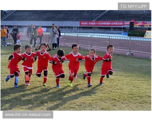 “东安湖赛场：飞扬的风帆与激情的竞技”